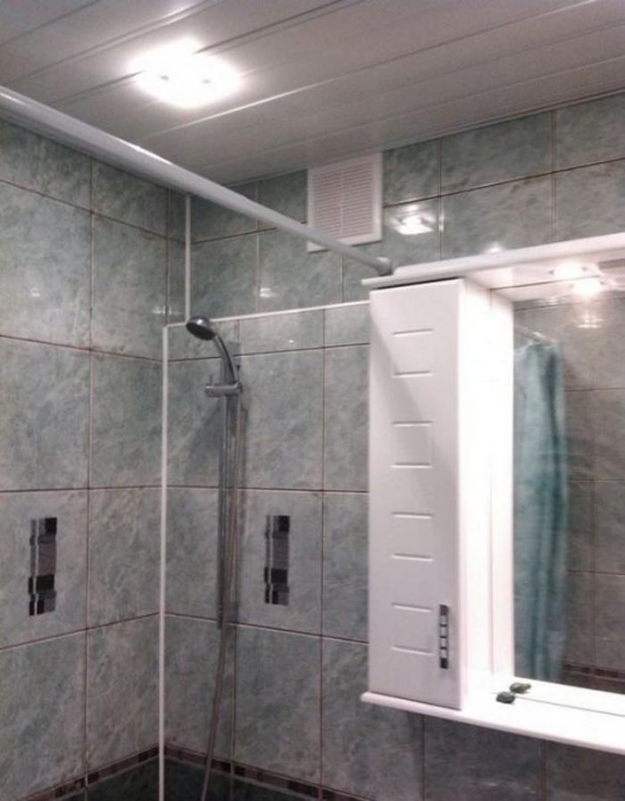 Мужчина решил сделать подарок для матери и своими руками выполнил ремонт в ванной комнате её квартиры