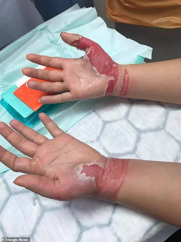 Девушка снимала акриловые ногти в романтической атмосфере Девушка снимала акриловые ногти в романтической атмосфере