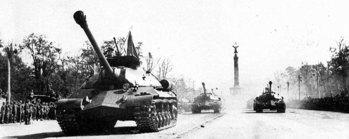 Это была демонстрация силы. |Фото: mediasole.ru. Война только начинается: зачем Советский Союз показал на параде в Берлине танки ИС-3