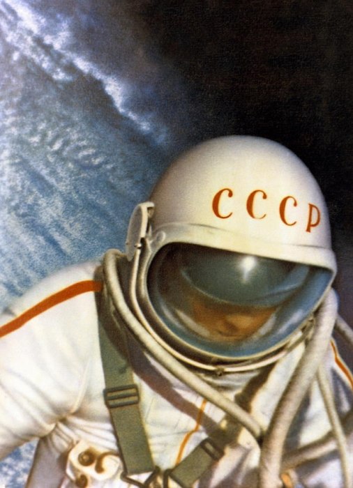 Алексей Леонов в космосе в 1965 году. Алексей Леонов в космосе в 1965 году.
