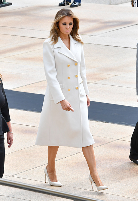 Без маски, но в "медицинском халате": новый выход Мелании Трамп Без маски, но в "медицинском халате": новый выход Мелании Трамп Мода,Стиль звезд