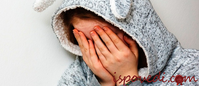 девушка плачет от отца тирана