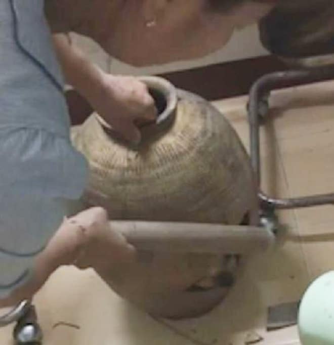 Женщина и ваза