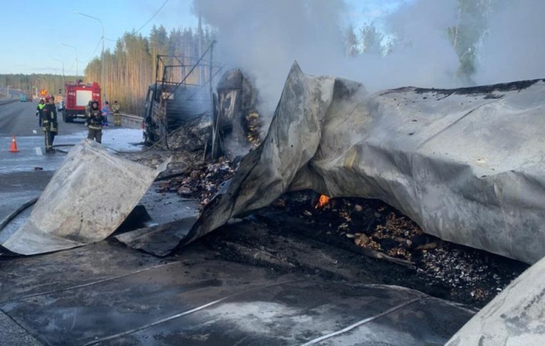 Из-за сгоревших грузовиков в Татарстане перекрыли трассу М-12