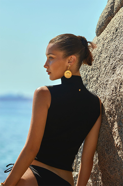 Продлила лето: Белла Хадид поделилась фото со съемок для Versace у моря Новости моды