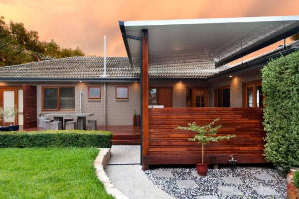 Деревянное крыльцо к дому - фото кирпичного дома