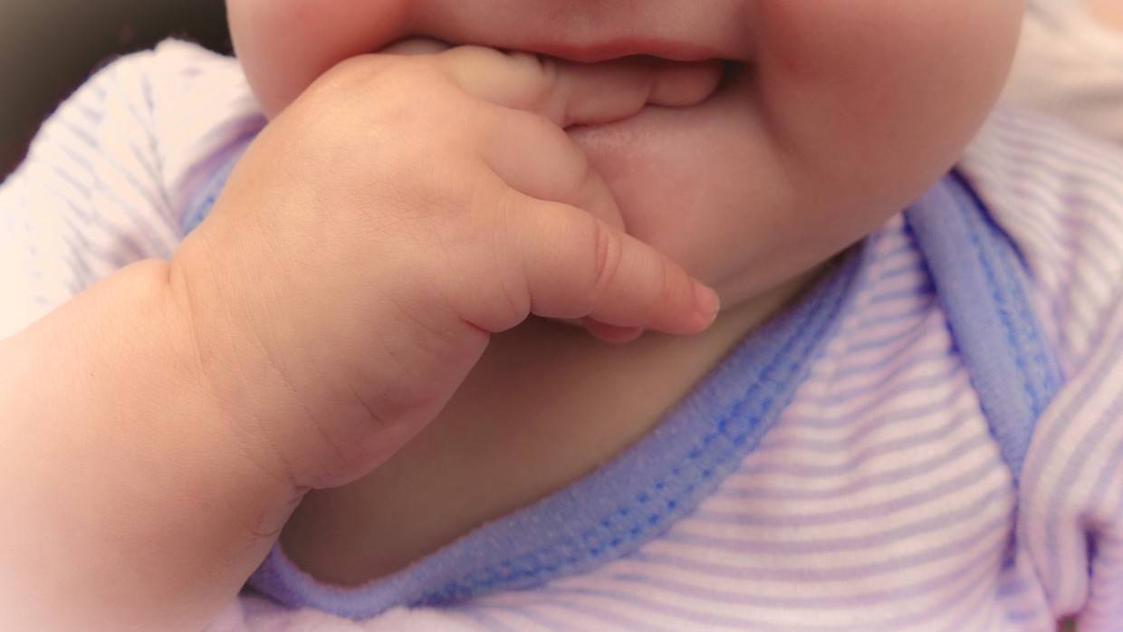 Задержки в развитии заподозрили у рожденных в период пандемии COVID-19 детей