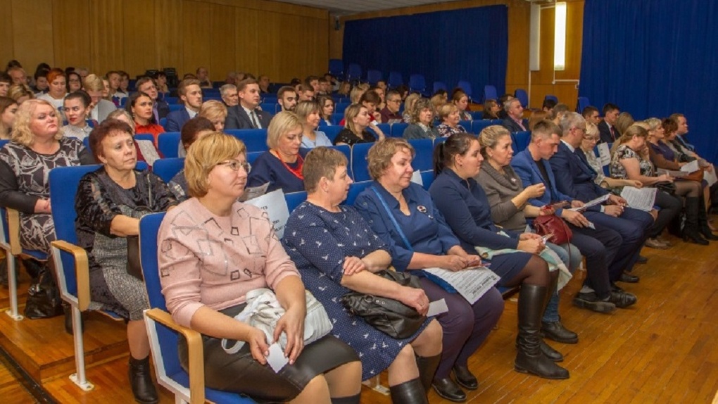 Новости череповец сегодня последние. Конференции в Череповце. Партия Единая Россия Череповец. Новости Череповца. Конференция Единой России Вологда русский дом.