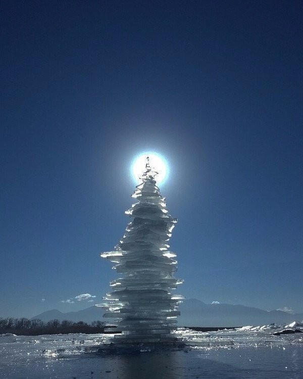 Рождественская ёлка, сделанная из льда, добытого в озере