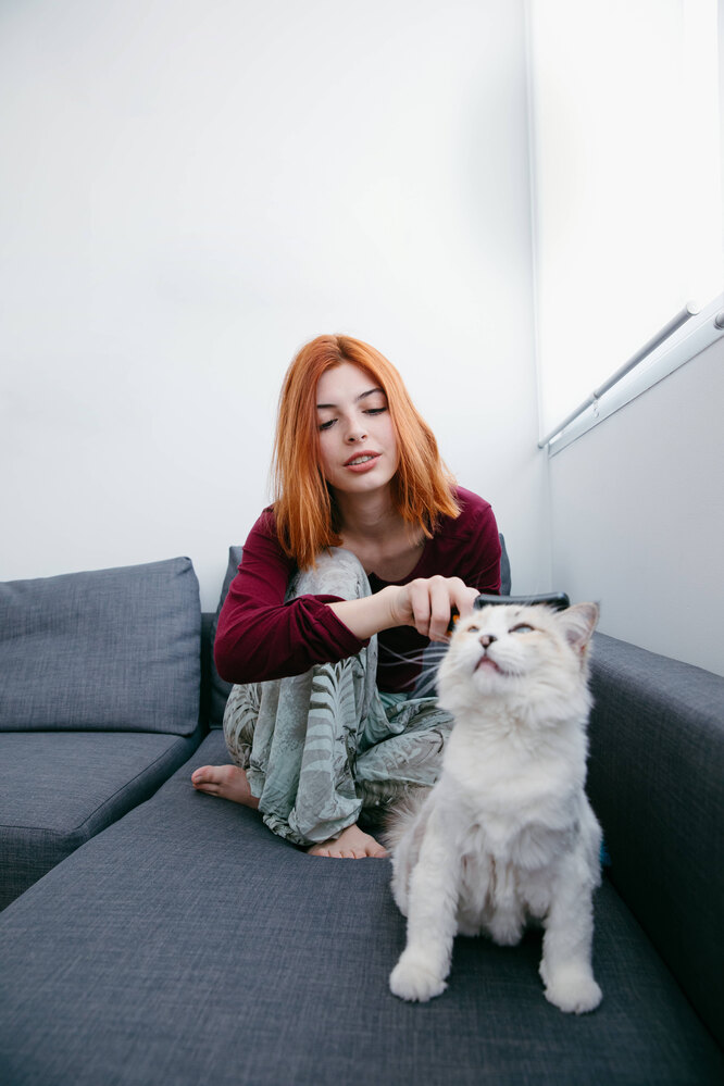девушка с белой кошкой