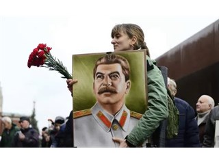 The Guardian опубликовал статью с призывом остановить реабилитацию Сталина в России иносми