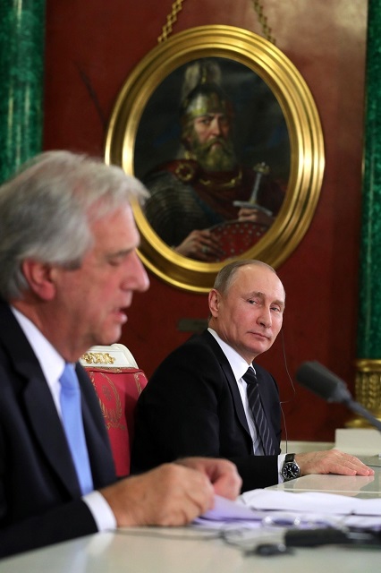 Фото. Совместная пресс-конференция президентов России и Уругвая © KREMLIN POOL | GLOBALLOOKPRESS.COM
