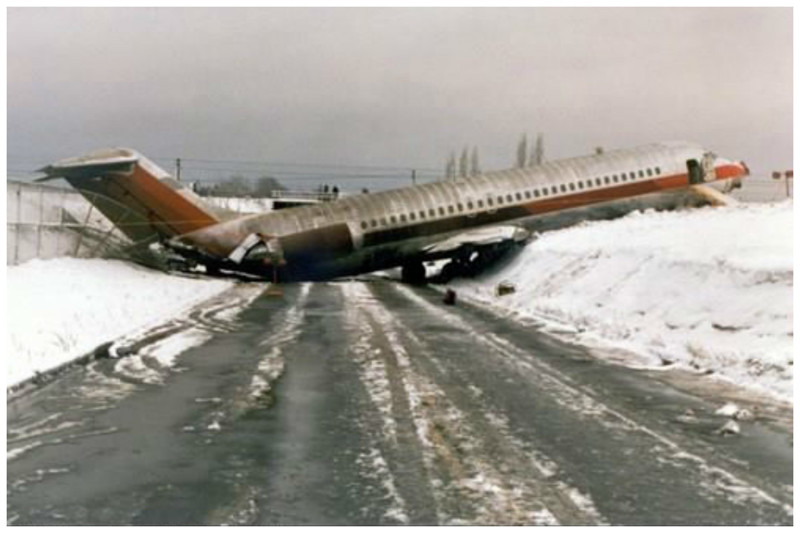 В 1986 году Boeing 767 промахнулся мимо взлетно-посадочной полосы и сломав забор аэропорта, выехал на трассу. Никто не пострадал АВИАКАТАСТРОФЫ, интересное, спасение, чудо