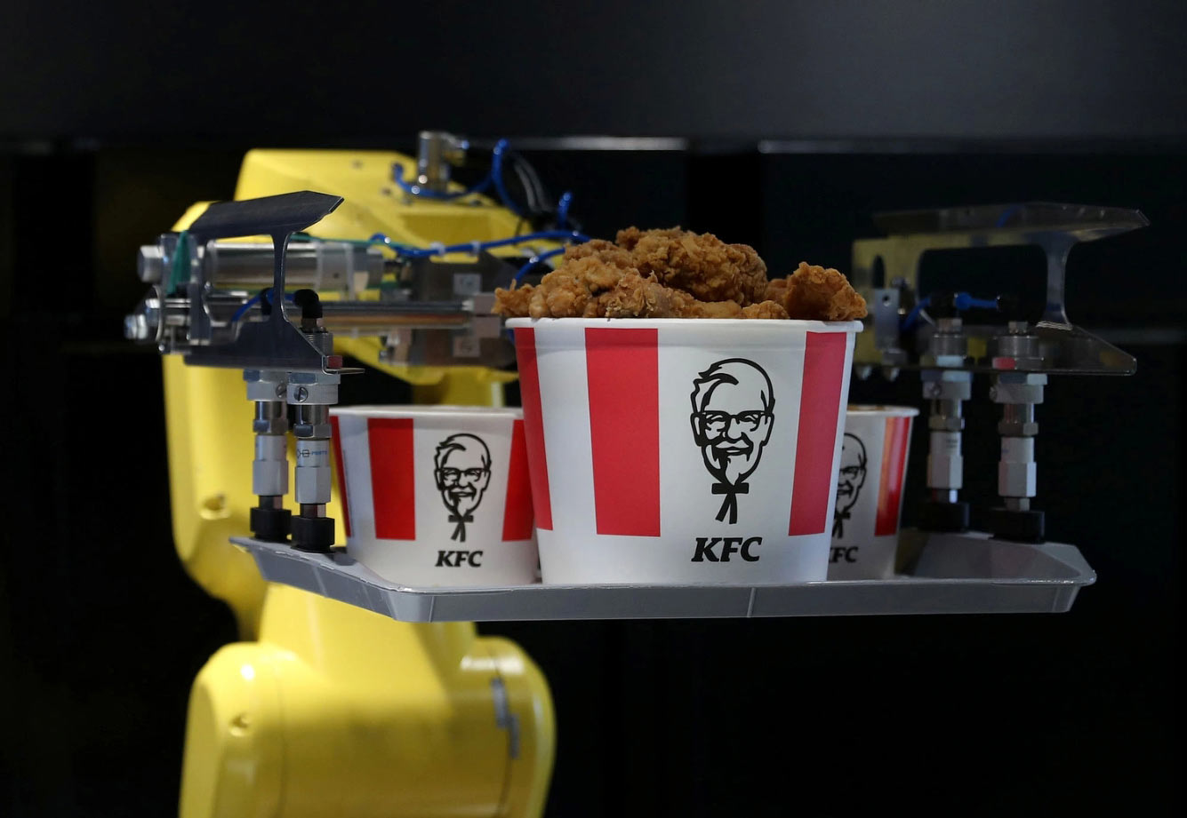 Официант в ресторане KFC