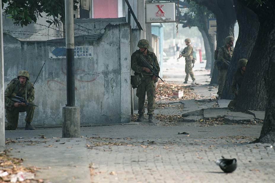 ​Австралийские военнослужащие в городе Дили, столице Тимор-Лешти. Сентябрь 1999 года anzacportal.dva.gov.au - Элитный спецназ «Зелёного континента» | Warspot.ru