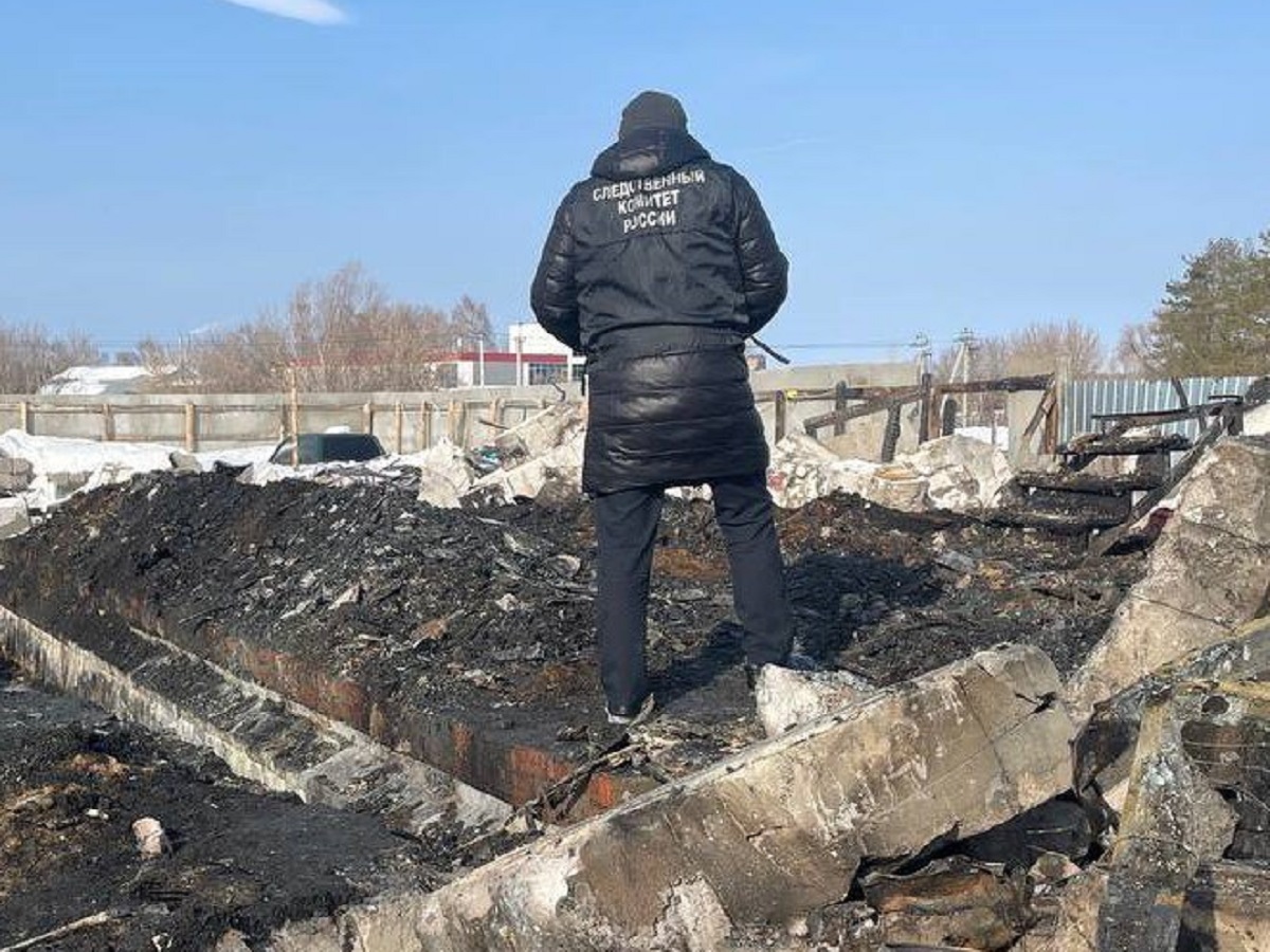 Двое детей заживо сгорели в доме в Татарстане, отец и еще один малыш выжили