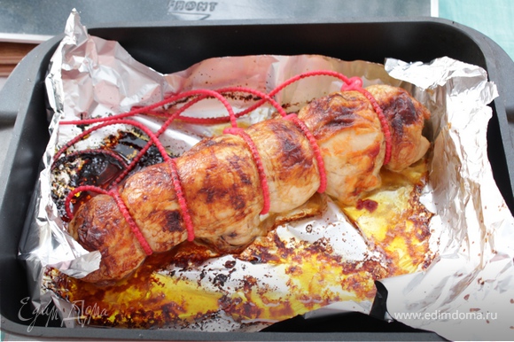 Кладем в форму или на противень, смажьте майонезом смешанным с аджикой. Выпекайте около 50 минут при 180-200 градусах.