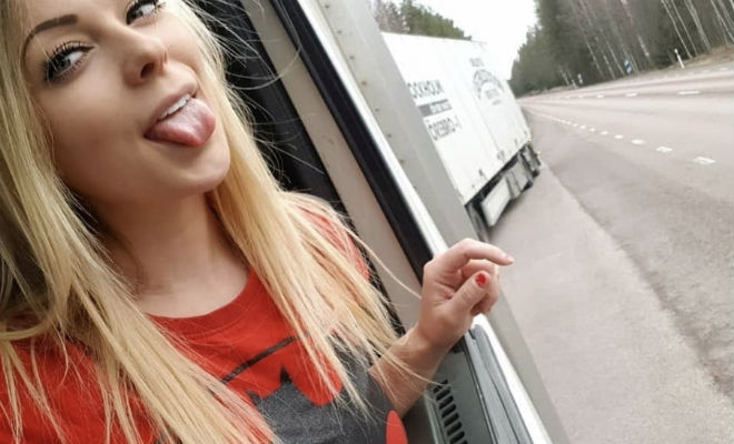Люди называют дальнобойщицу из Швеции фотомоделью, но она управляет грузовиком не хуже мужчин Люди называют дальнобойщицу из Швеции фотомоделью, но она управляет грузовиком не хуже мужчин Культура