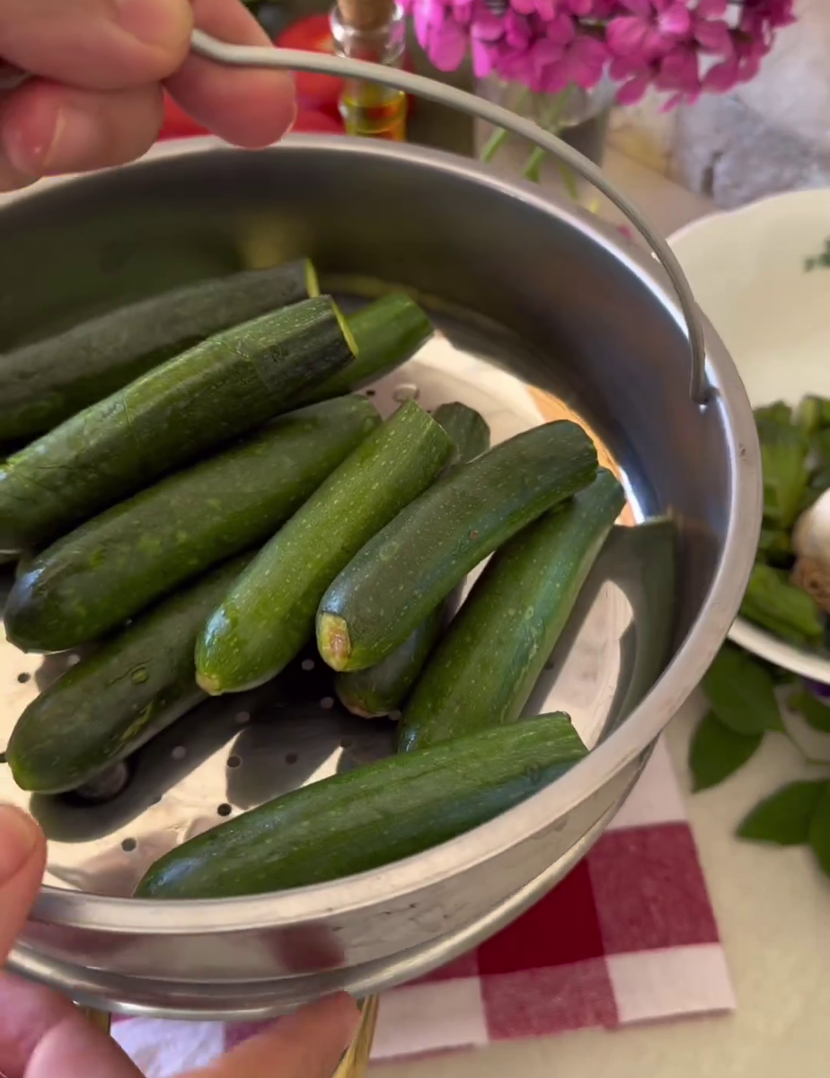 Кабачки, как маринованные огурцы, только вкуснее — простой отличный рецепт, о котором не все знают кабачки, маринованные, цукини, минут, обычные, нужно, всего, можно, стебля, кипящую, заправки, водой✅Приготовим, холодной, ополосните, обязательноПриготовление✅Цукини, Затем, варить, чистим, готовности, только