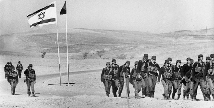 Отличием израильской армии от многих других  является то, что  женщины в являются военнообязанными и большинство из них проходят службу.