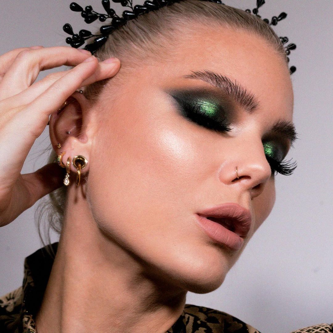 Новогодний бьюти-тренд: делаем макияж с зелеными тенями как у Рианны Новости красоты