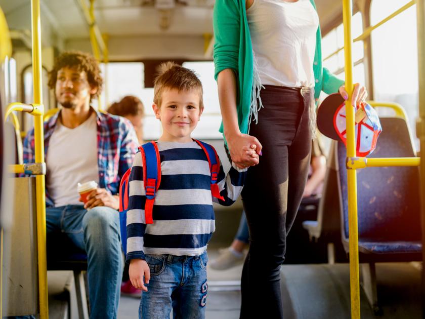 С какого возраста ребенок должен сам уступать место в общественном транспорте