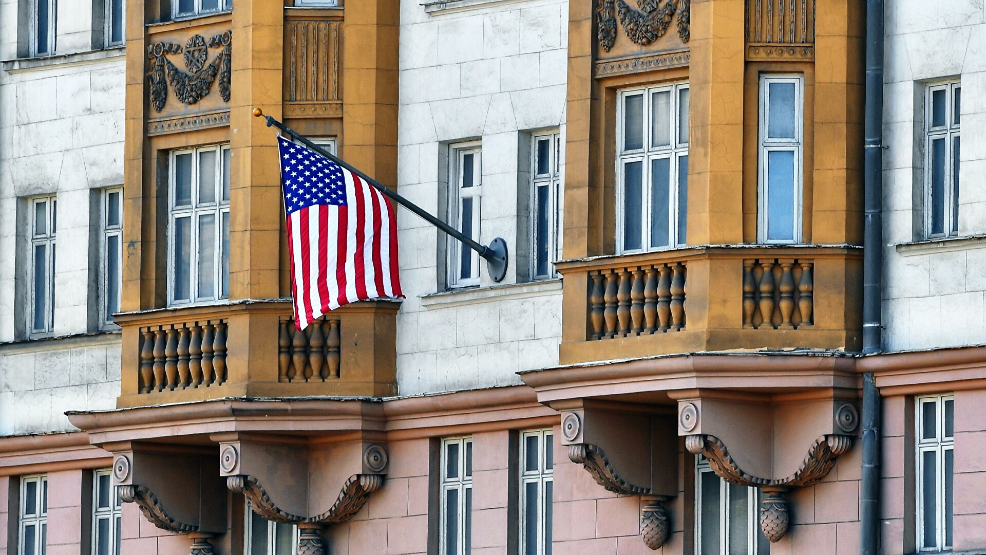 Государственный флаг США у американского посольства в Москве - РИА Новости, 1920, 27.10.2021