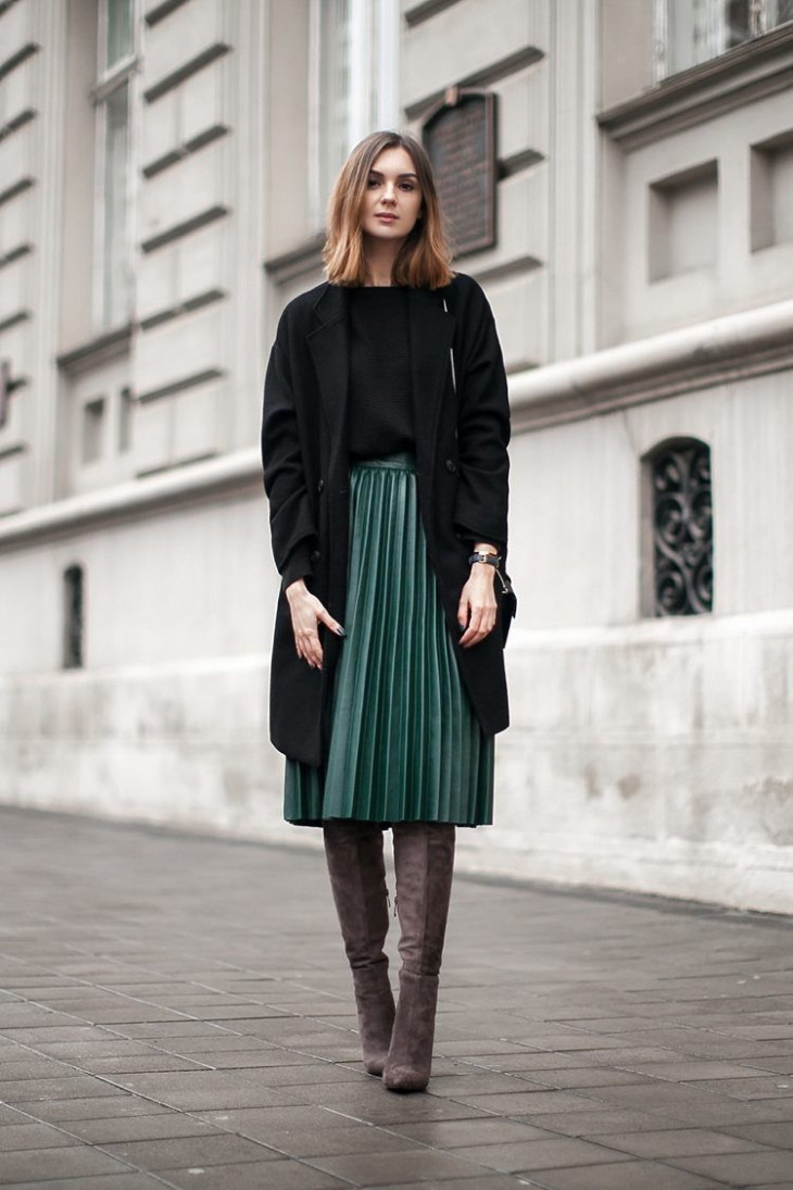 Длинная плиссированная черная юбка с чем носить