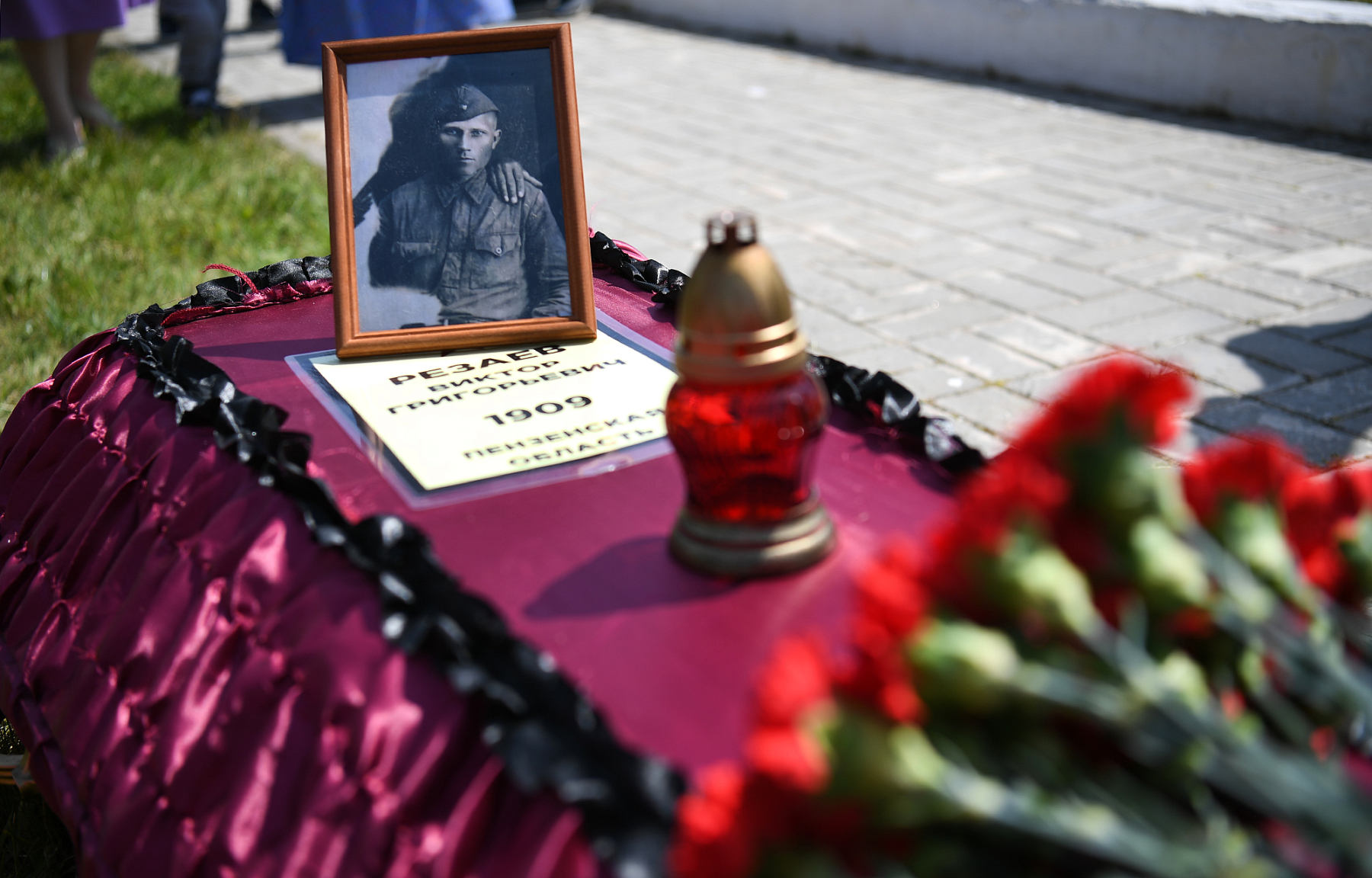 Игорь Руденя почтил память павших во время Великой Отечественной войны солдат на мемориальном комплексе «Парк мира и примирения» в Ржеве