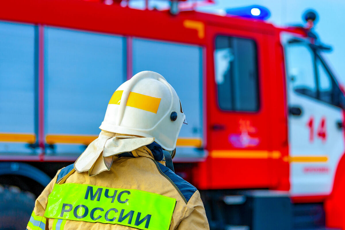 МЧС РФ: огнеборцы ликвидируют крупный пожар в административном здании в Москве