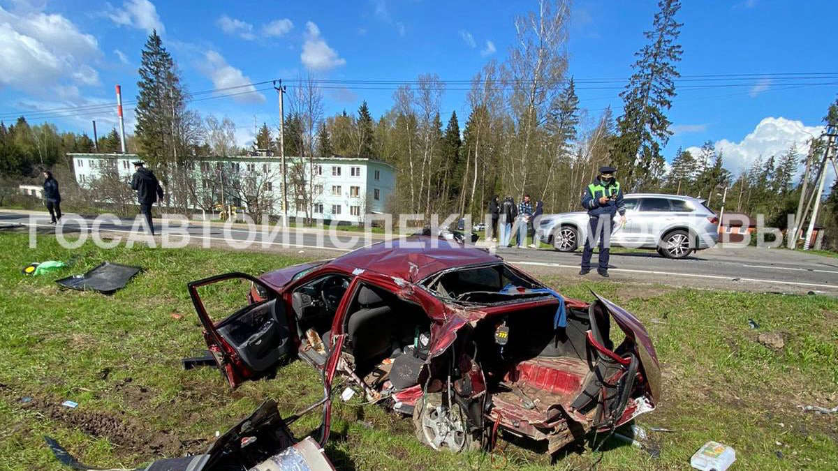 Пассажир иномарки погиб после столкновения с мачтой освещения в Новой Москве Происшествия