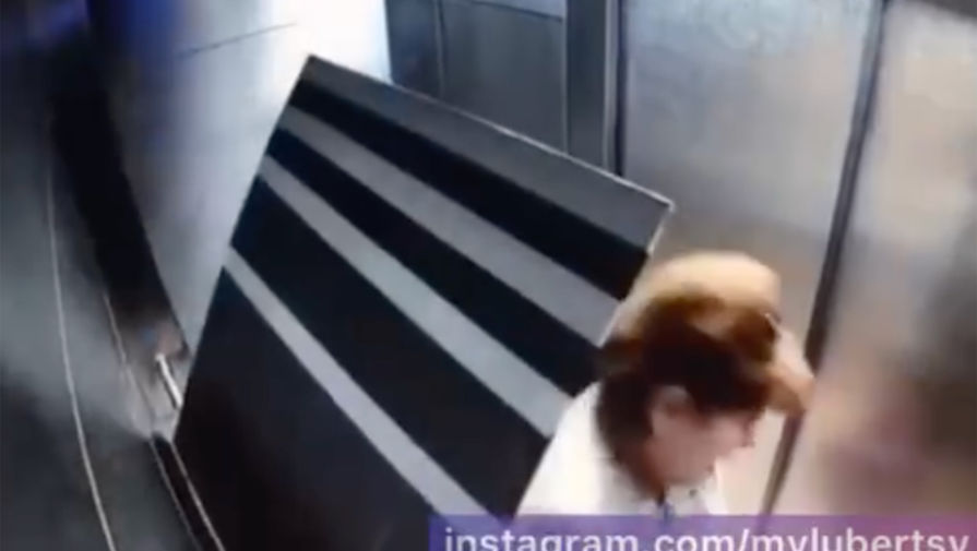 В Подмосковье зеркало упало на голову женщине в лифте