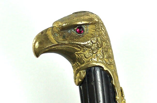 Головка кортика болгарских ВВС обр. 1930 г. Глаза орла сделаны из обработанных рубинов.