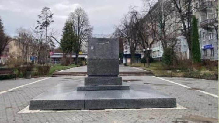 В Тернополе, Ужгороде и Мукачево демонтировали памятники Пушкину