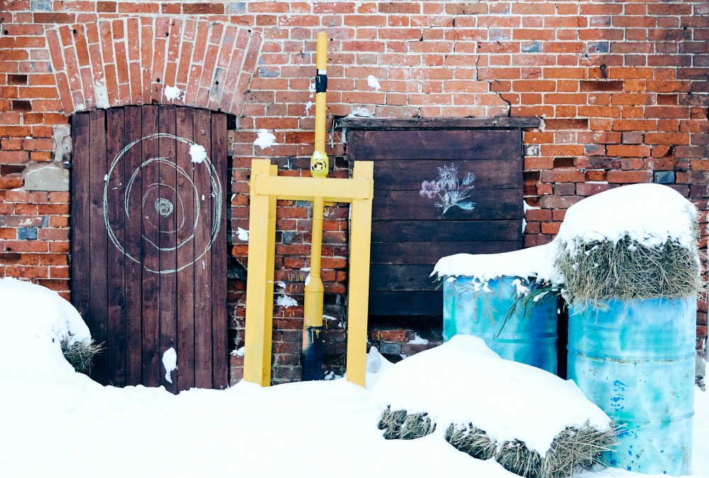 Сено, трубы и дверь с окном во дворе дома на улице Металлистов, город Тула