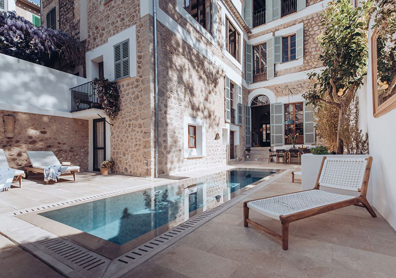 Прекрасный таунхаус на Майорке, который не утратил своего исторического обаяния Прекрасный таунхаус на Майорке, который не утратил своего исторического обаяния бассейн,интерьер и дизайн,Испания,каменный дом,Майорка,средиземноморский стиль,таунхаус