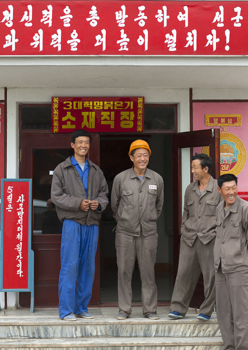 22. Рабочие во время перерыва, Нампхо житель, северная корея, улыбка, фотография