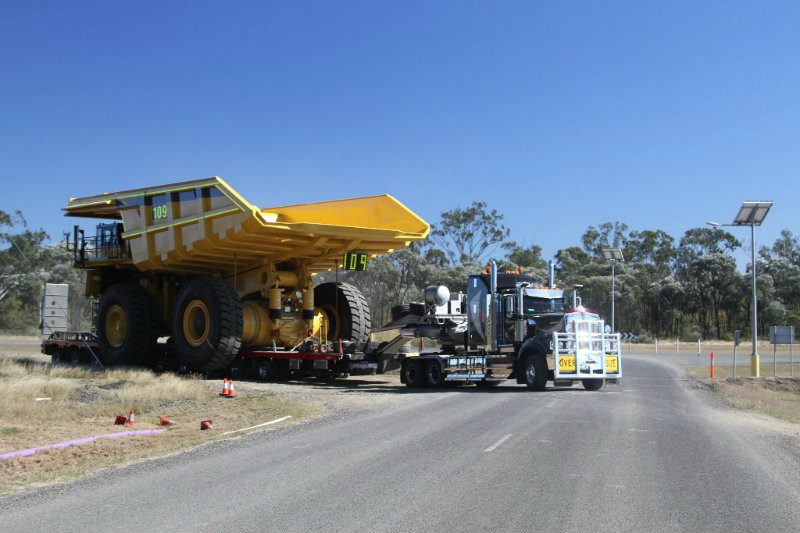 Вот так, например, большая машина перевозит ещё большую машину автомобили, грузы, дорога, прикол, юмор