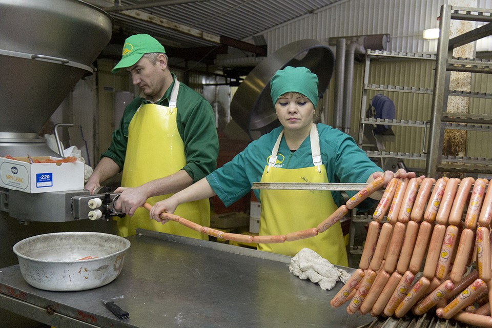 К концу месяца сосиски и колбасы в магазинах подорожают на 20%
