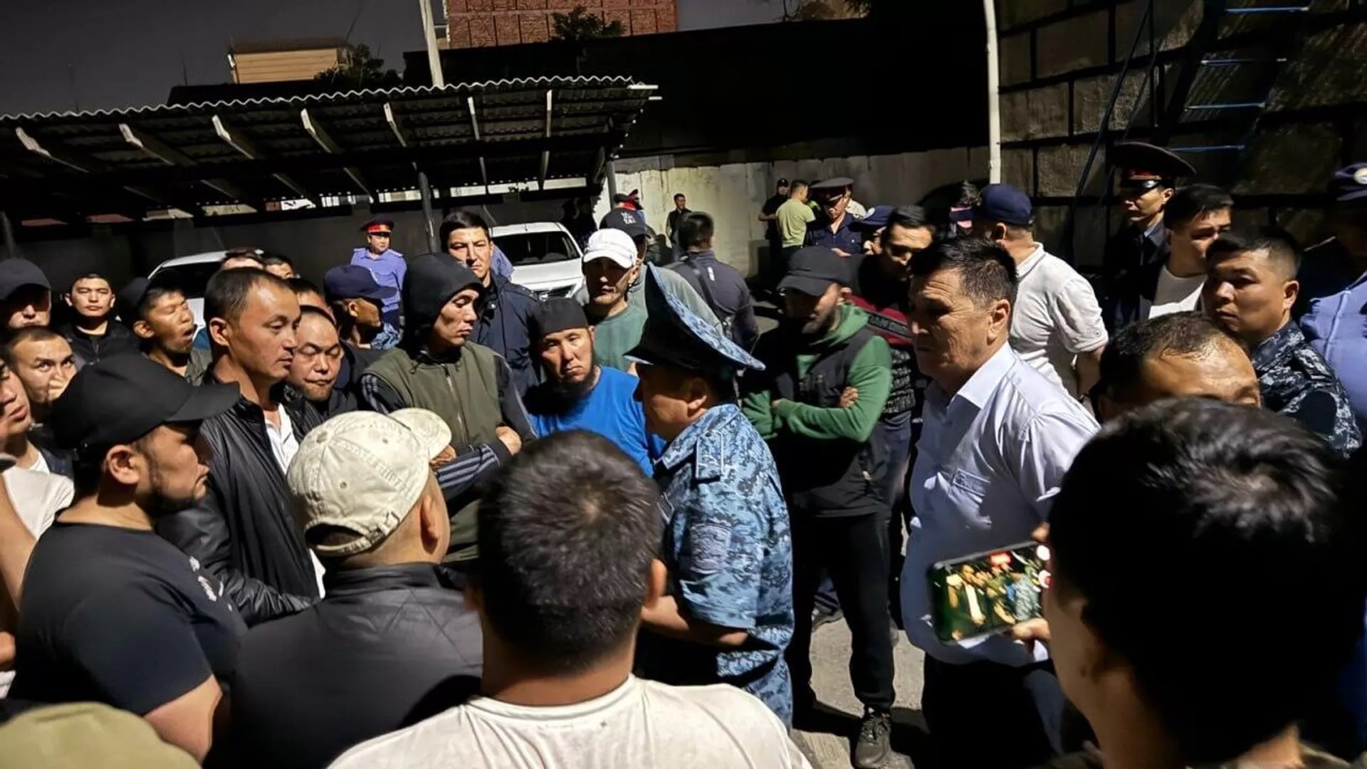 Массовые беспорядки в Бишкеке переросли в погромы и мародёрство
