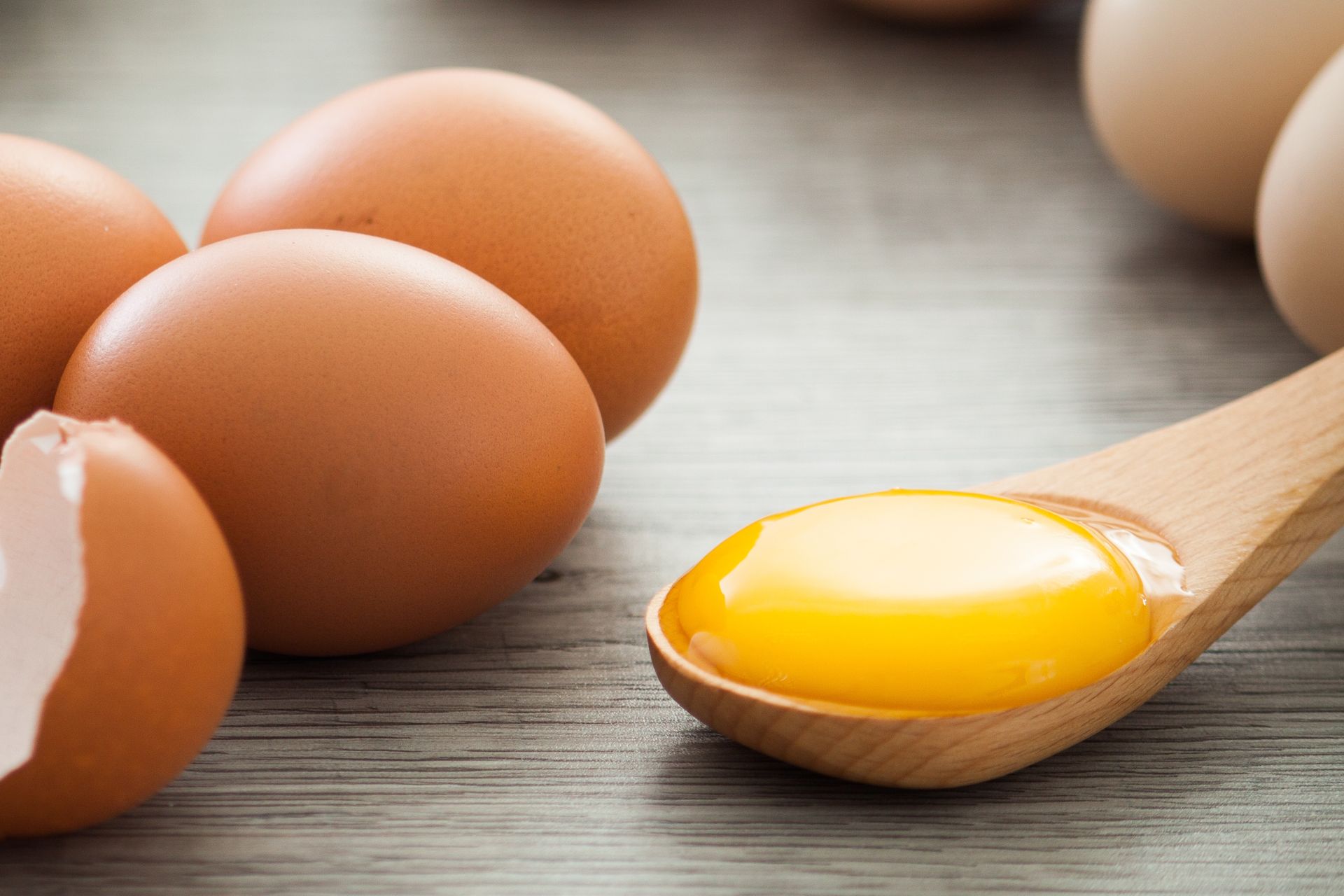 Почему мутные белки яиц. Целебное яйцо. Желток. Сырое яйцо. Самые полезные яйца.