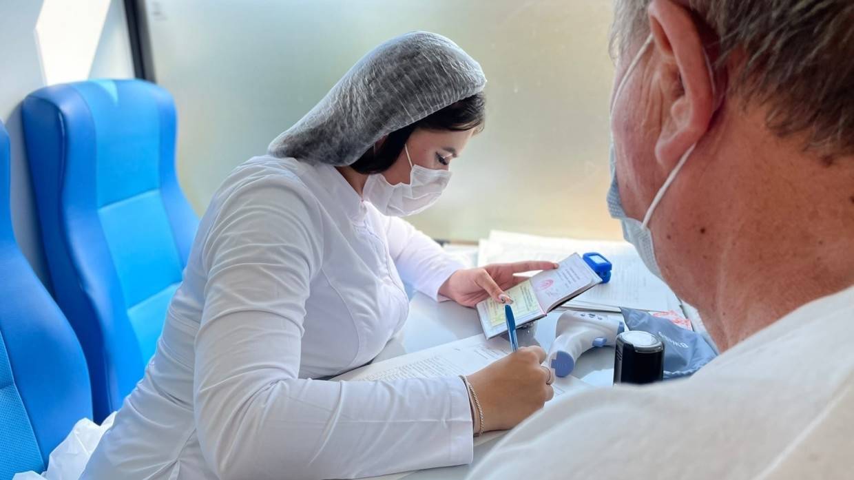 Гинцбург объяснил заболеваемость COVID-19 среди привитых медленной работой клеток памяти