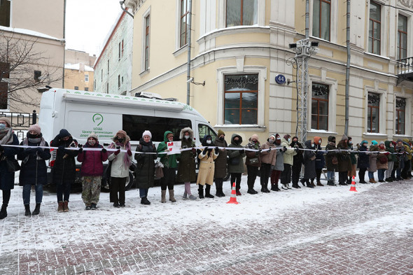 В Москве и Петербурге активисты выстроились в цепи солидарности солидарности, Москве, Германии, пришли, Ахматовой, Навальный, СанктПетербурге, читали, человек, после, акции, времени, заменил, следов, отравляющих, веществ, февраля, условный, Навальному, учетом