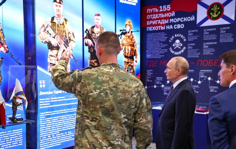 На фото: президент РФ Владимир Путин во время посещения музея 155-й бригады морской пехоты ТОФ имени дважды Героя РФ Михаила Гудкова в филиале Национального центра "Россия". 