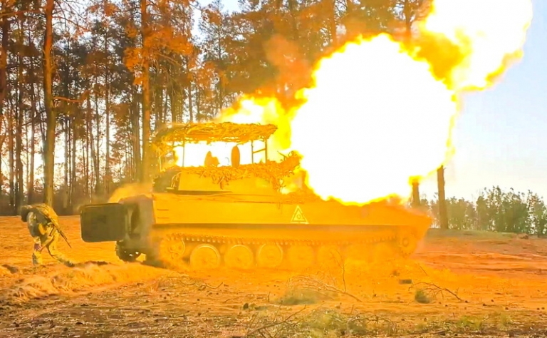 На фото: боевая работа расчета самоходной артиллерийской установки (САУ) 2С1 "Гвоздика" морской пехоты Северного флота из состава группировки войск "Днепр" на Херсонском направлении.