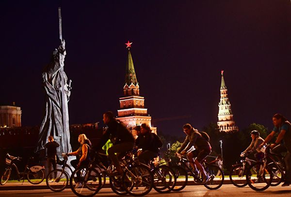 Участники во время заезда ночного велофестиваля в Москве