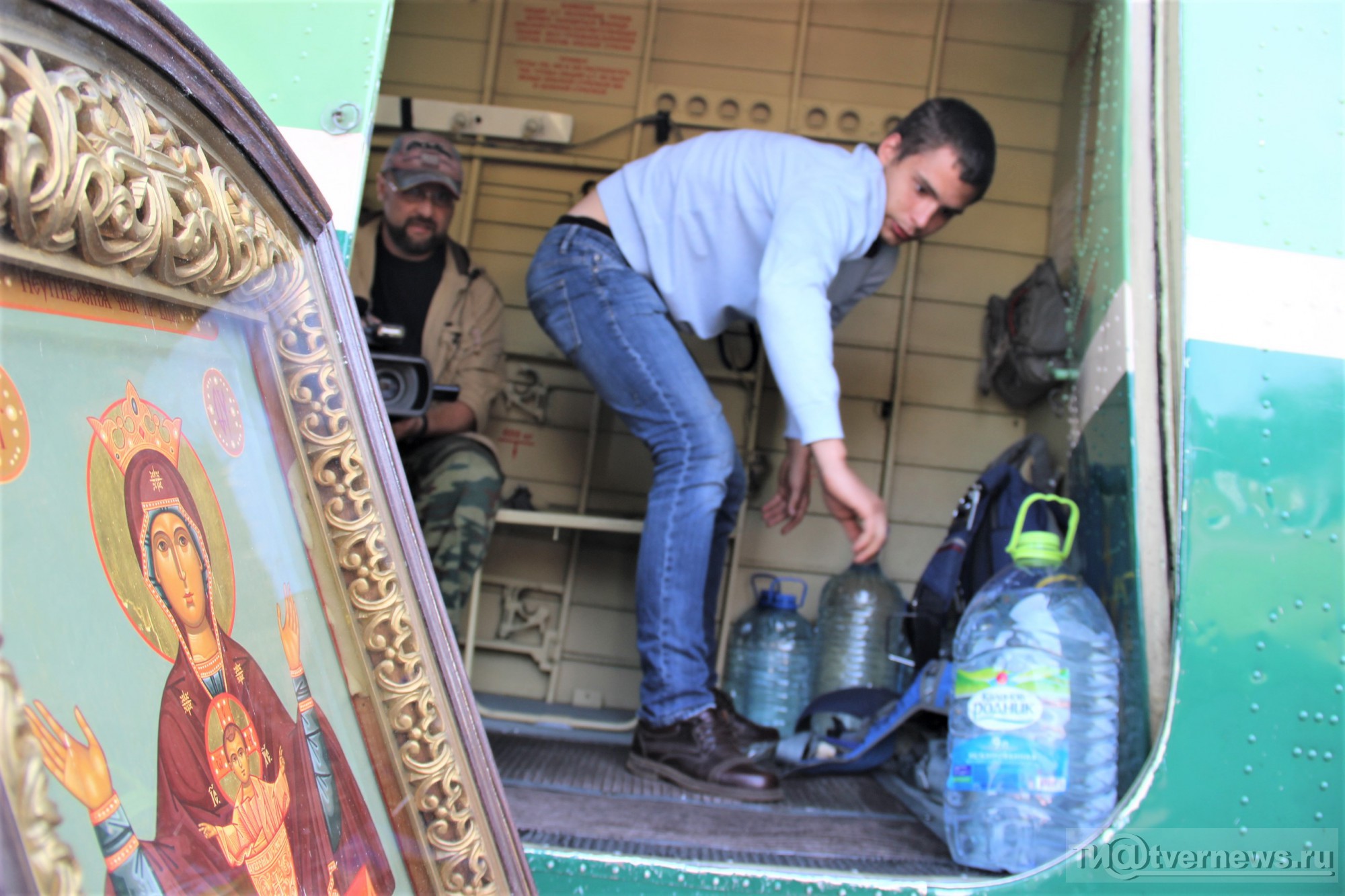 Священники с самолета вылили на Тверь 70 литров святой воды Священники с самолета вылили на Тверь 70 литров святой воды обряды,общество,россияне,церковь