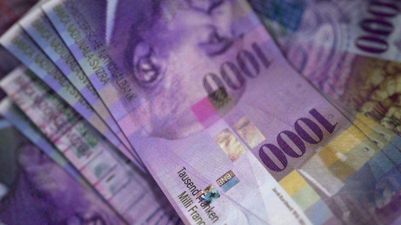 Россиянам посоветовали покупать швейцарские франки в феврале