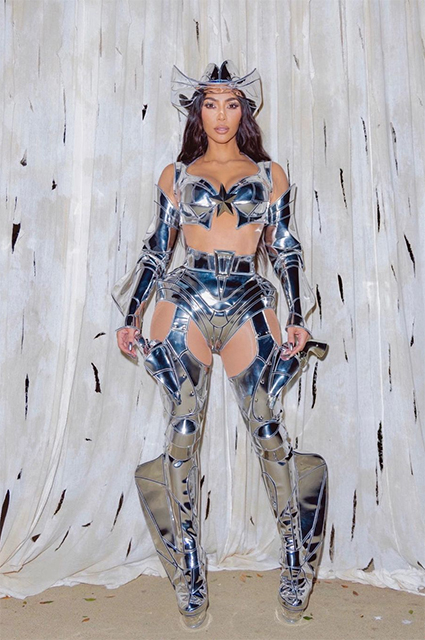 Ким Кардашьян признали иконой моды — вот 10 образов, которые доказывают, что это справедливо Звездный стиль