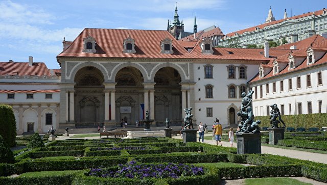 Здание Сената Чехии в Вальдштейнском саду. Архивное фото